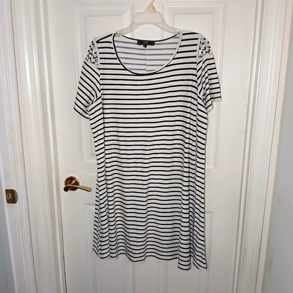 EUC Vibe Sportwear Women's Size 3X Dress Black/White Stripe - Picture 1 of 5